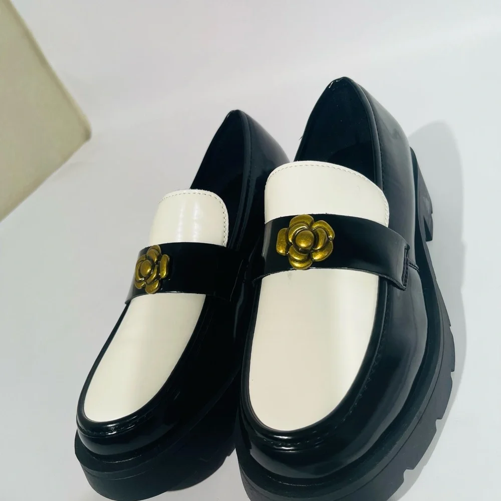 Elegant Black and White Loafers - Picture 4 of 13